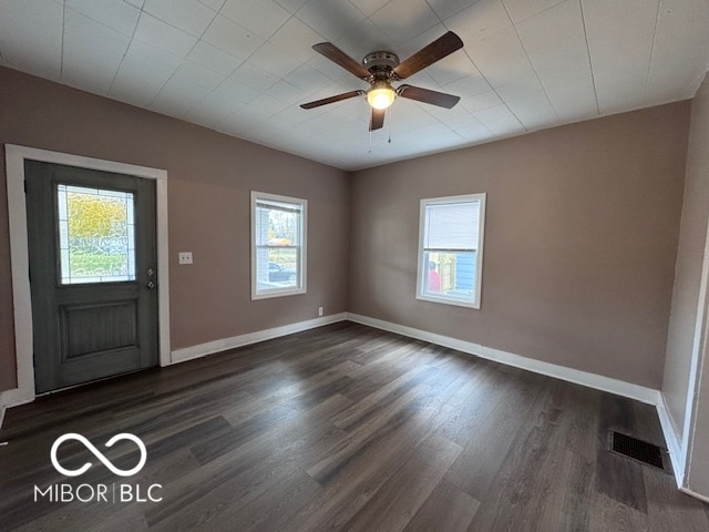 foyer entrance with dark wood-type flooring and ceiling fan