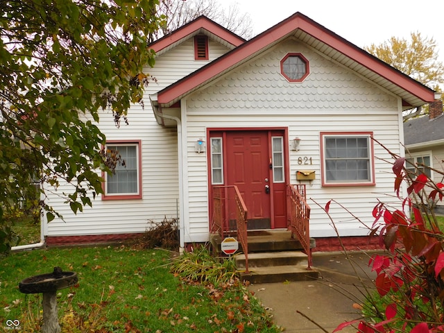 view of front of property featuring a front lawn