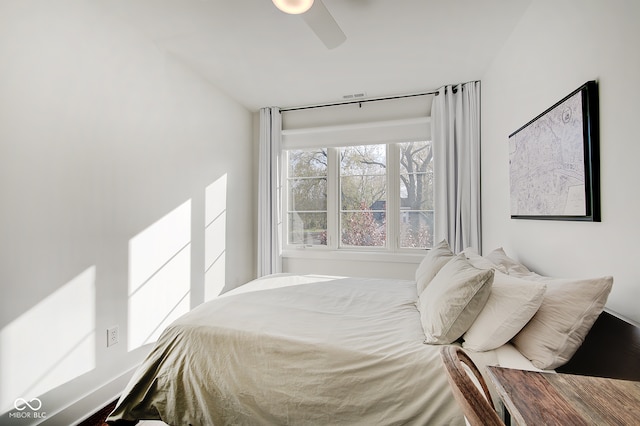 bedroom with ceiling fan