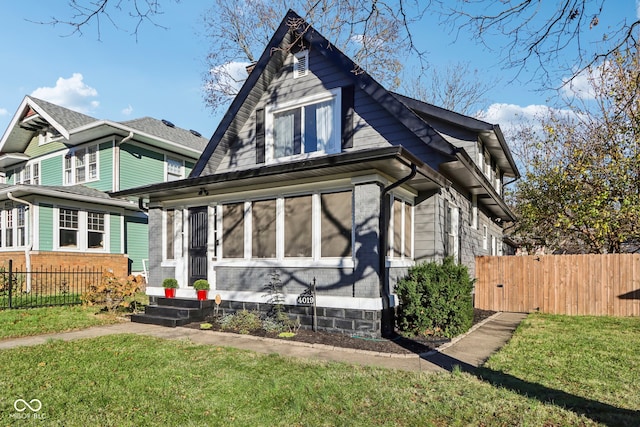 view of front facade with a front lawn