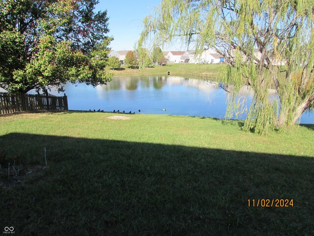 view of yard featuring a water view