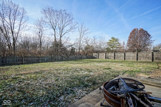 view of yard featuring a fire pit