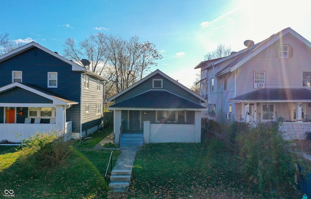 951 W 33rd St, Indianapolis, IN 46208 - view of front facade featuring a porch and a front lawn