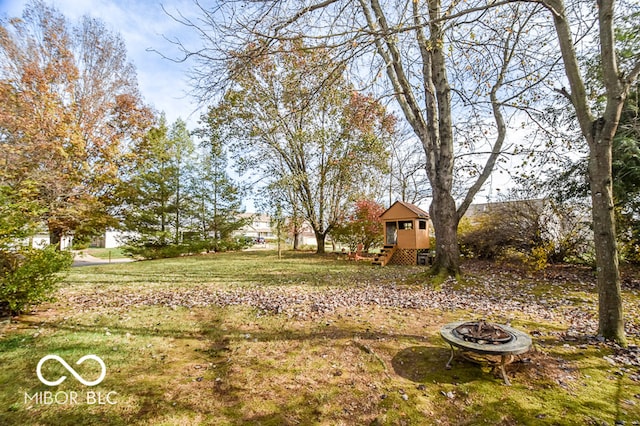 view of yard featuring an outdoor fire pit