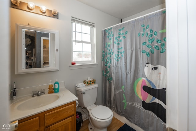 bathroom with a shower with curtain, vanity, and toilet