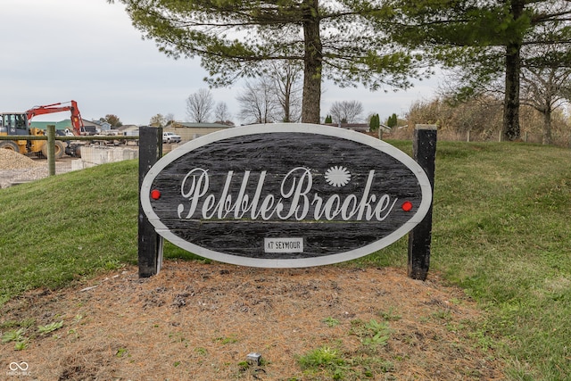 community / neighborhood sign featuring a yard