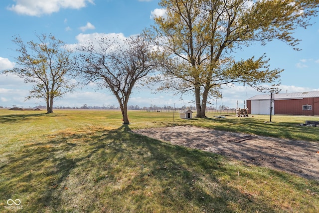 view of yard with an outbuilding and a rural view