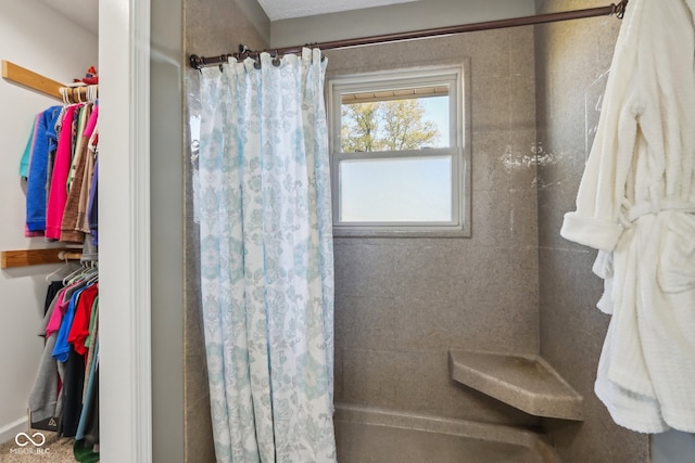 bathroom featuring a shower with shower curtain