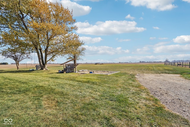 view of yard featuring a rural view