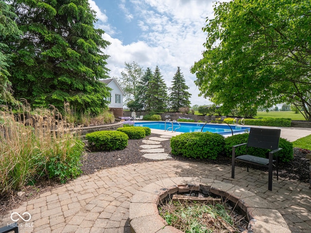 5784 N 600 E, Greenfield, IN 46140 - swimming pool featuring a patio