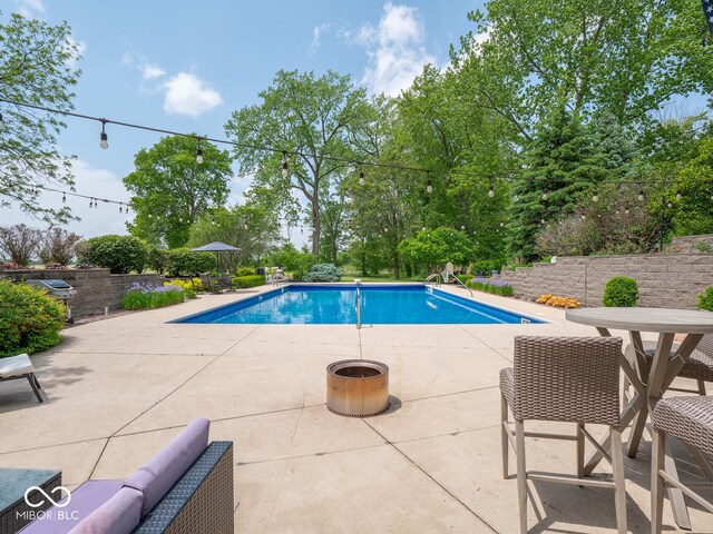 5784 N 600 E, Greenfield, IN 46140 - view of pool with a patio