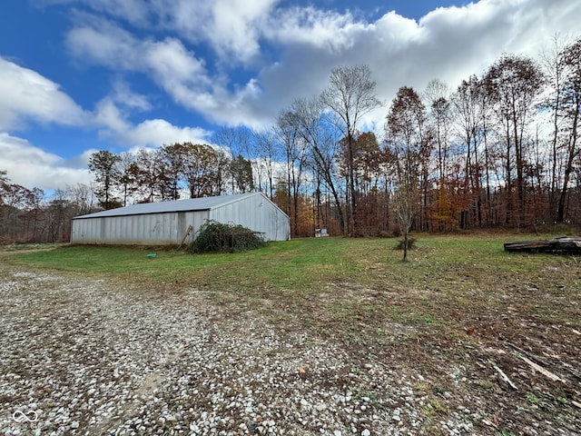 view of yard featuring an outbuilding