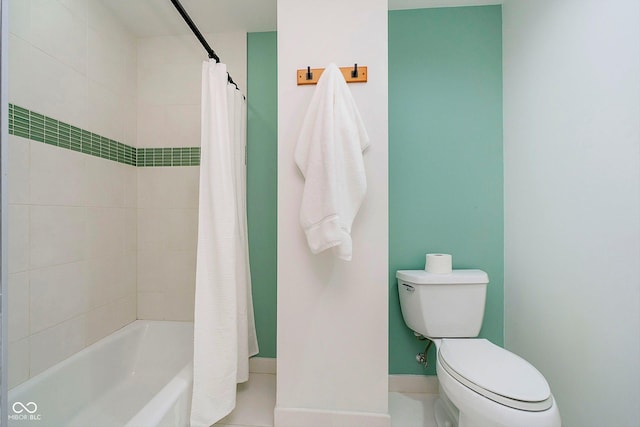 bathroom featuring shower / bath combo with shower curtain and toilet