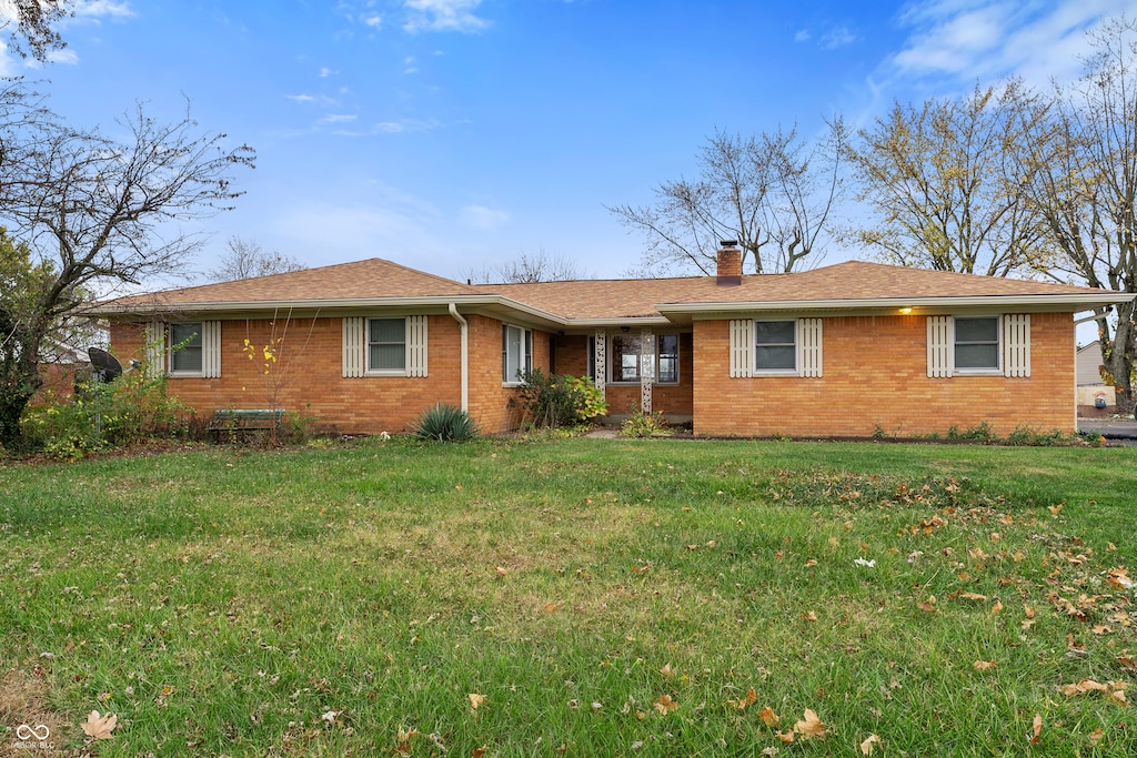 single story home featuring a front lawn