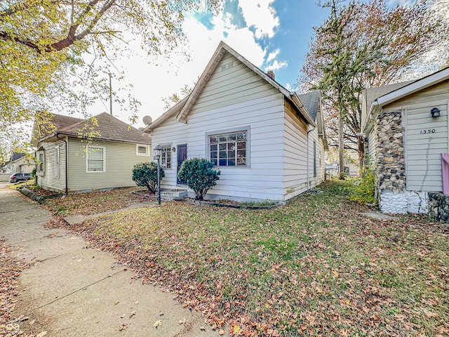 view of front facade featuring a front yard