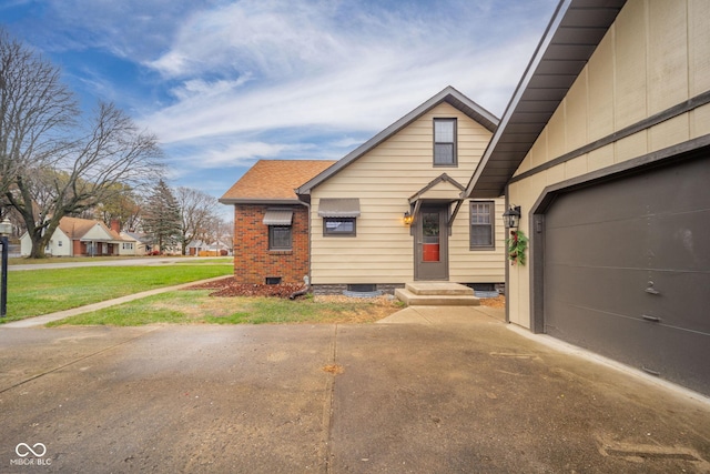 view of front of house featuring a garage and a front yard