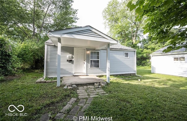 view of front facade featuring a front yard