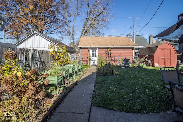 view of yard featuring a shed