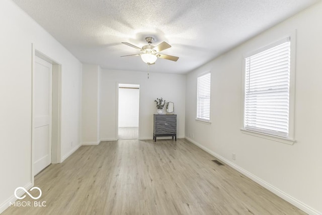 907 S E St, Indianapolis, IN 46225 - unfurnished room featuring ceiling fan, light wood-type flooring, and a textured ceiling