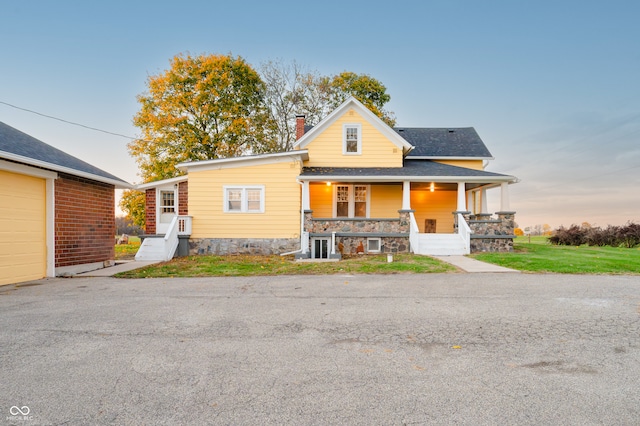 view of front of property featuring a porch