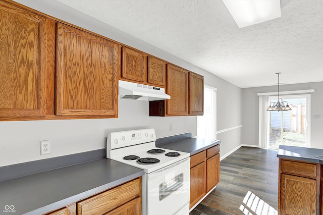 kitchen with white electric range oven, a textured ceiling, dark wood-type flooring, decorative light fixtures, and an inviting chandelier