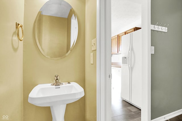 bathroom featuring sink