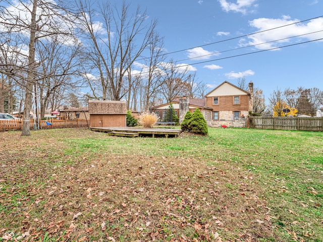 view of yard featuring a storage unit