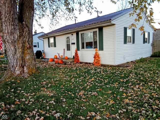 view of front of property featuring a front lawn