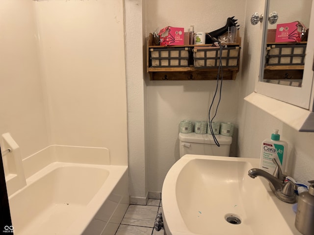 bathroom featuring toilet, sink, and a tub