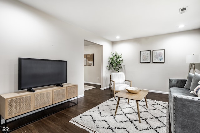 living room with visible vents, recessed lighting, baseboards, and wood finished floors