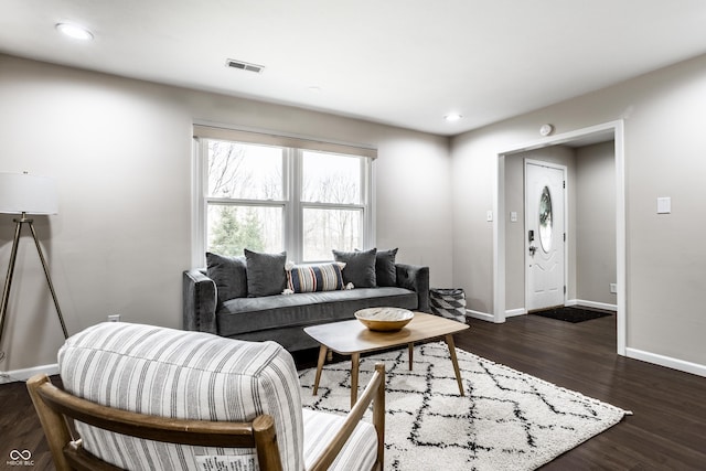 living room featuring visible vents, recessed lighting, baseboards, and dark wood-style flooring