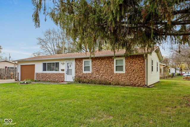 view of front of house featuring a garage and a front yard