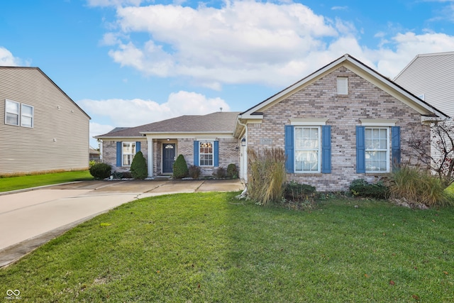 view of front of home featuring a front lawn