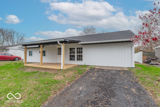 single story home with a front yard and covered porch