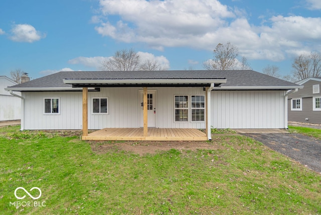 view of front facade featuring covered porch and a front yard