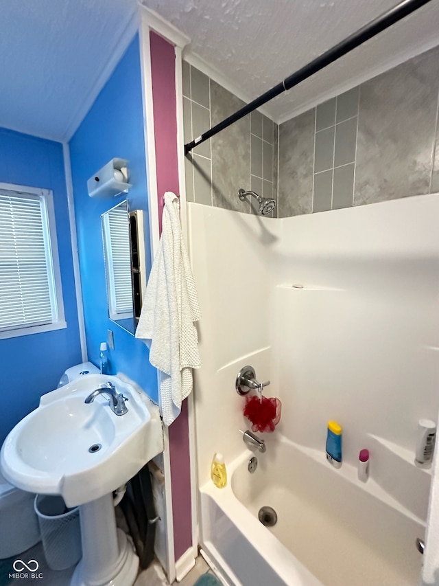 bathroom featuring tiled shower / bath combo