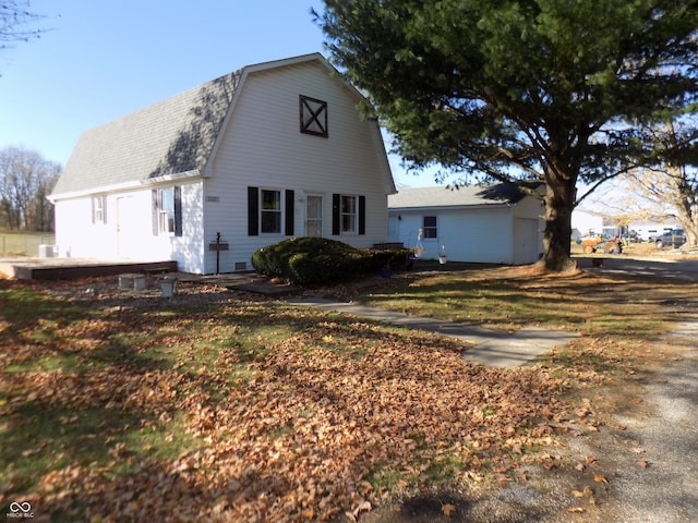 view of front of property featuring a front yard