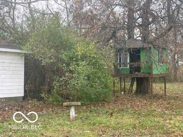 view of yard featuring an outbuilding