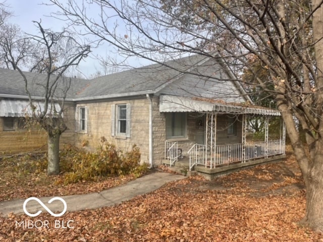 view of front of property featuring covered porch