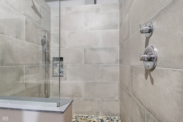 bathroom featuring tiled shower