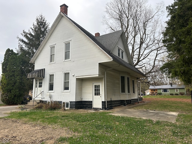 back of house featuring a yard