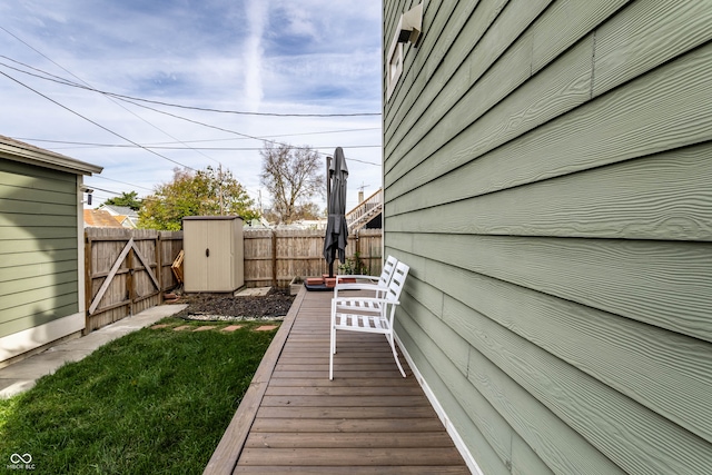 view of yard with a storage shed