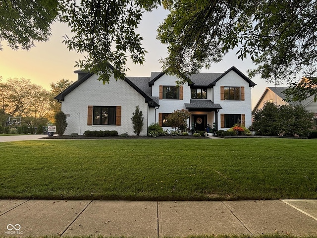 view of front facade featuring a lawn