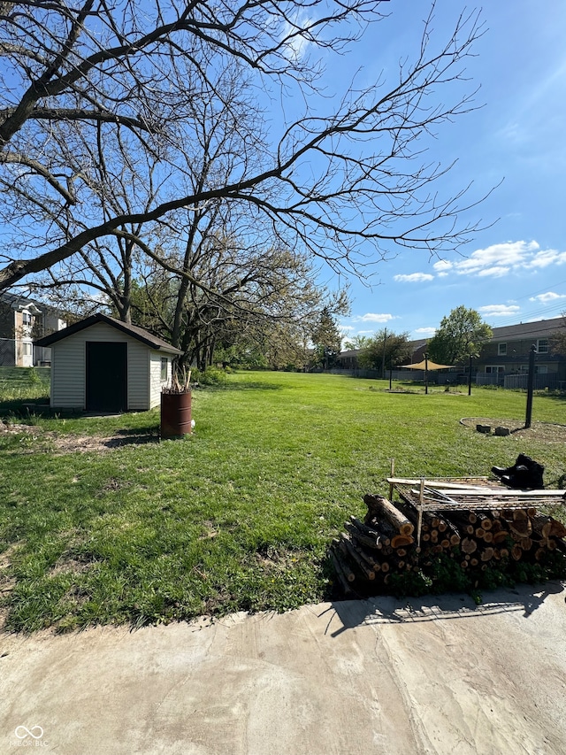 view of yard featuring a storage shed