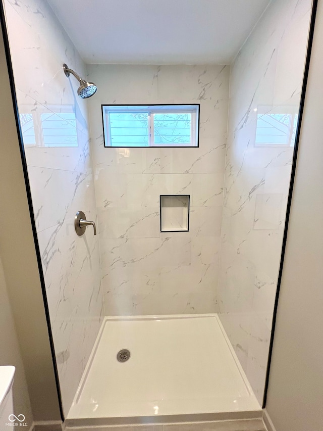 bathroom featuring tiled shower