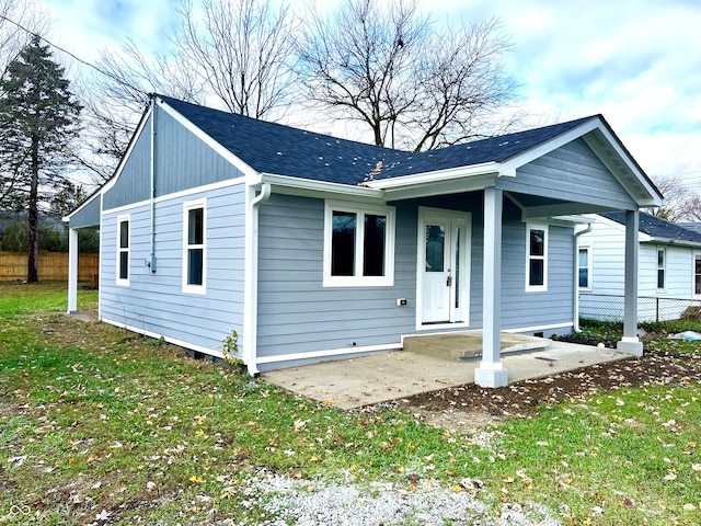 view of front of house featuring a front yard