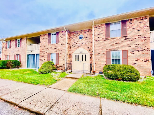 view of front of home featuring a front yard