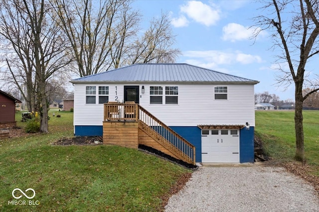 view of front of property featuring a front lawn and a garage