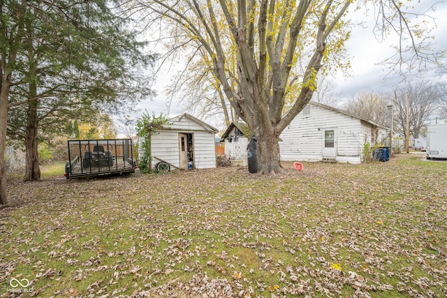 view of yard with a storage unit