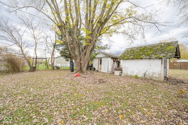 view of yard with a storage unit